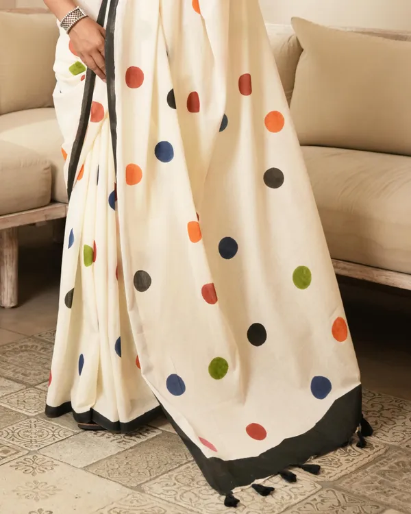 Beige_Cotton_Polka_Dot_Printed_Mul_Saree_With_Tassels_For_Women